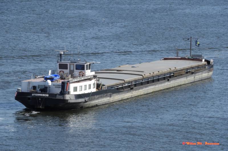 waiting cargo 'Sterrebos' for the cruiseship 