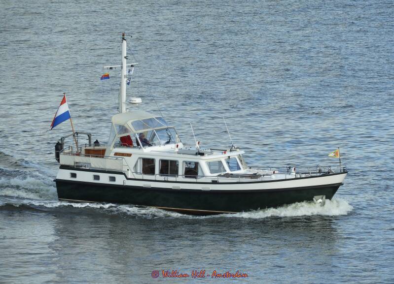 (4)  pleasureboat LABOR VINCIT