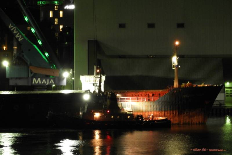 assisting tug POLLUX