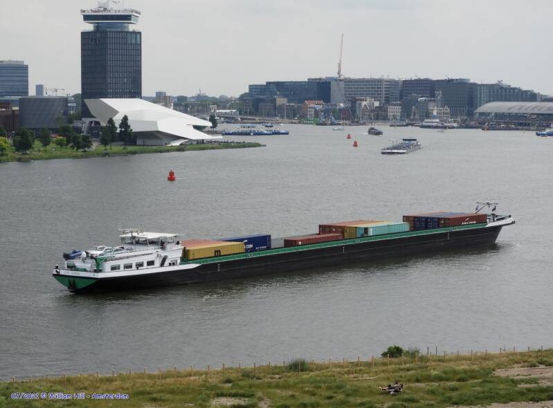 containercargo ALFA VERDE, has to wait here before he may go pass the narrow passage at central station while something big is coming this way