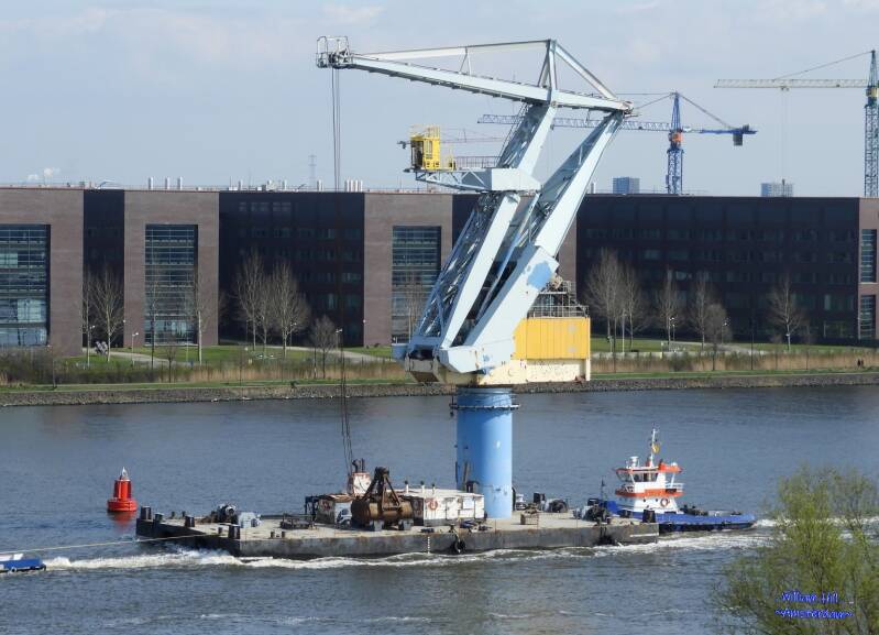 Ah look who is back the unknown (to me) crane