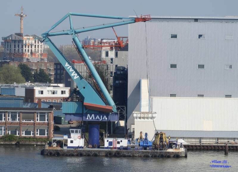 floating MAJA crane ENTERPRISE at OMYA