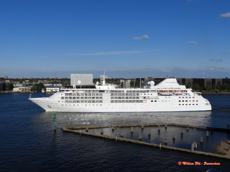 zoom a lil bit out and we have the whole ship, yes its' a big one