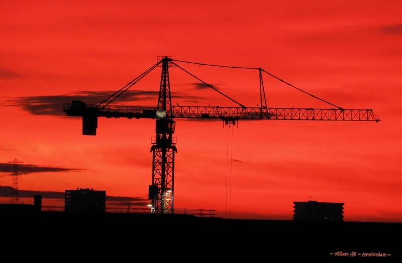 red with crane