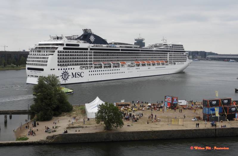 'MSC Magnifica'  passing Stenenhoofd