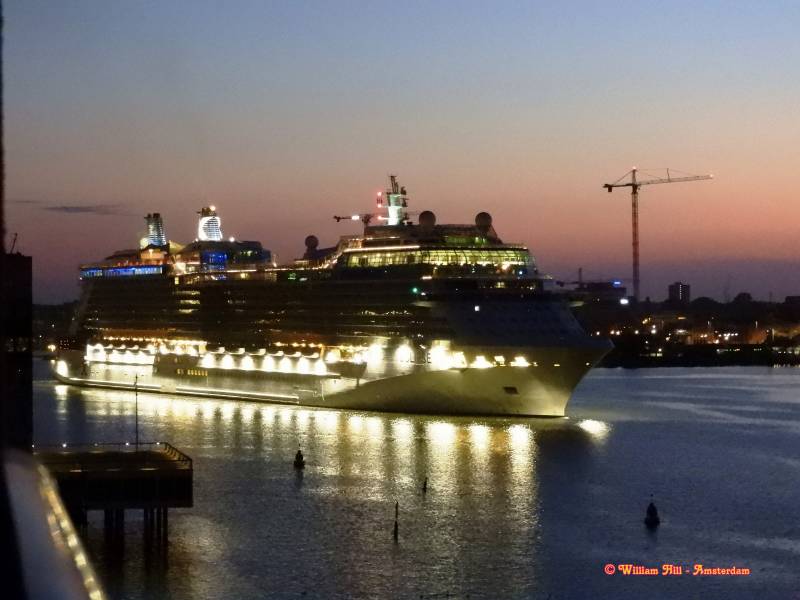 passengership Celebrity Eclipse (317x37m) passing Silodam