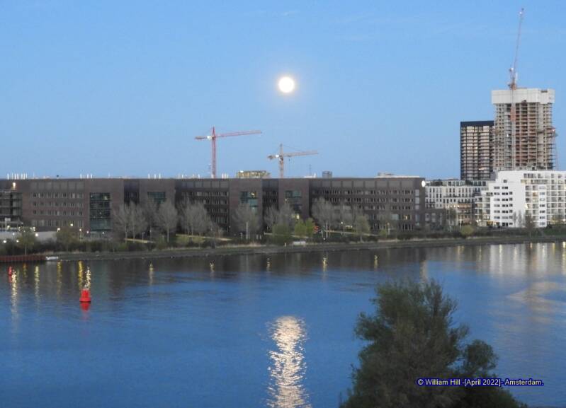 with the help of the wind it comes loose again