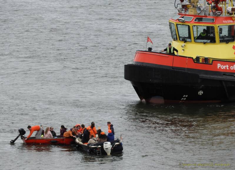 is that a long skirt..?