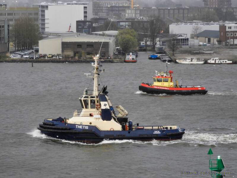 the PA4 and harbor assisting tug SVITZER THETIS make a run for it