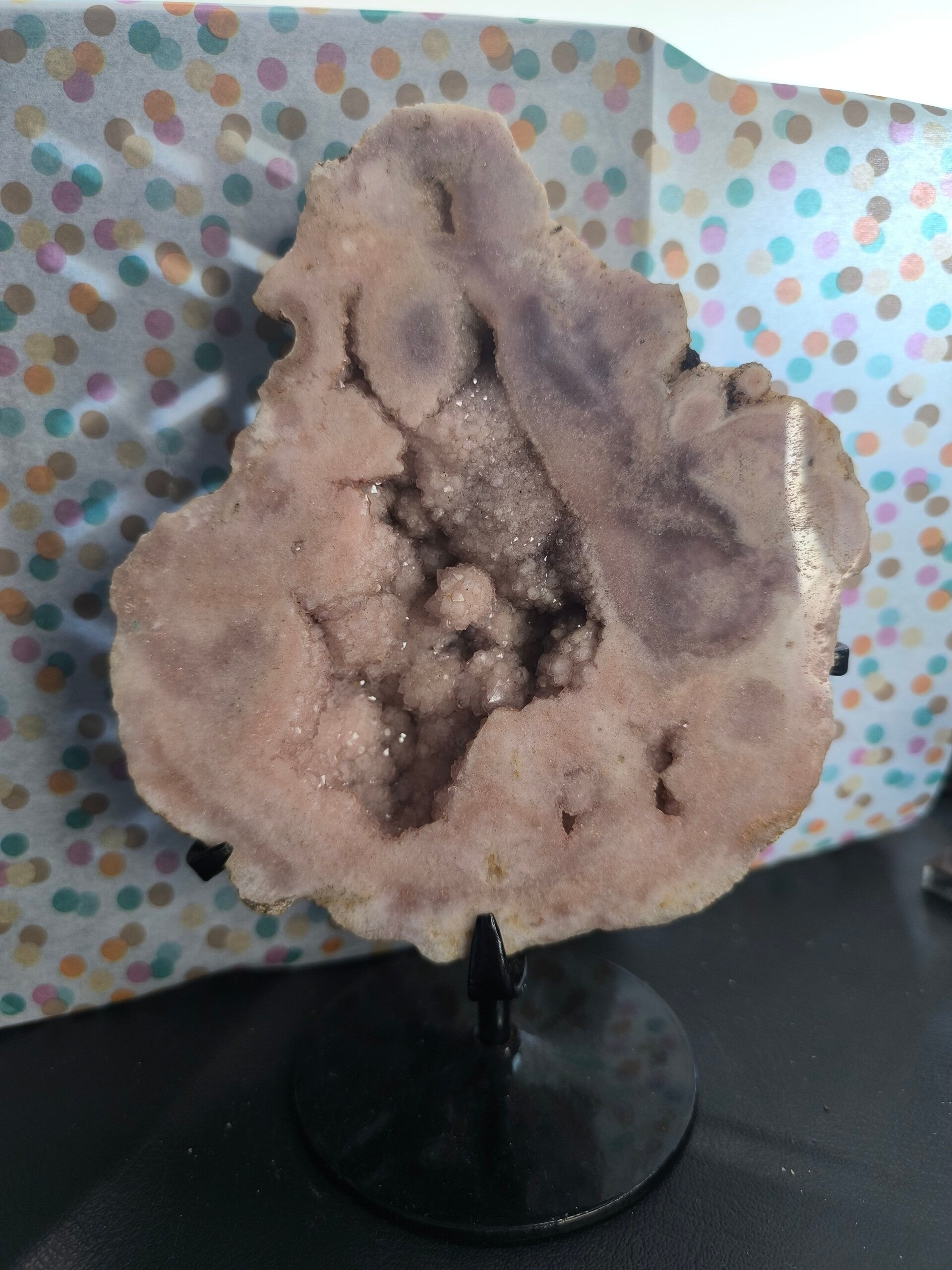 Roze amethist slab op standaard