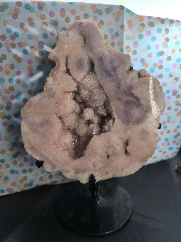 Roze amethist slab op standaard