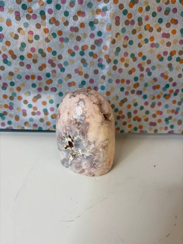 Roze amethist op standvlak