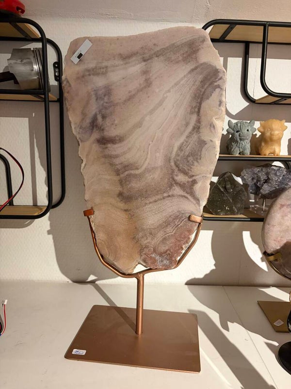 Roze amethist slab op standaard