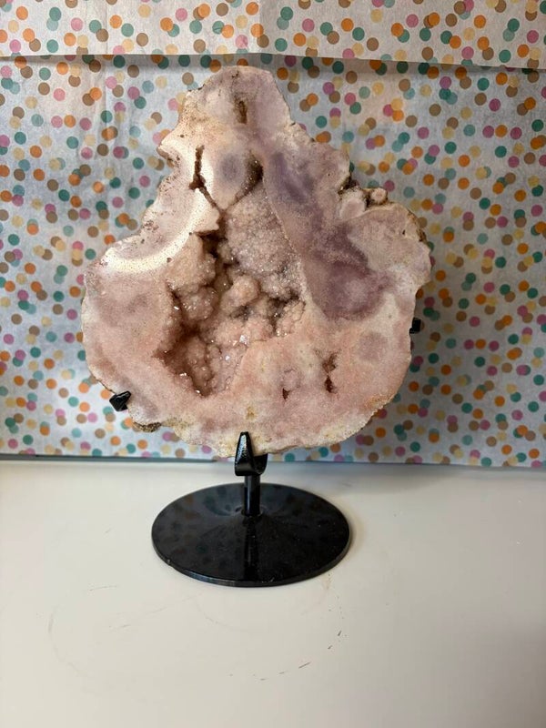 Roze amethist slab op standaard