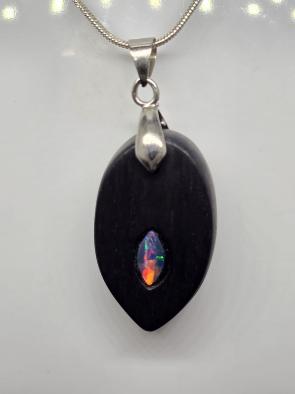 Opal in Ebenholz