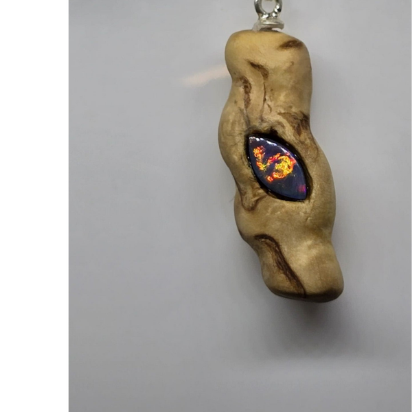 Opal in Goldmadronenholz