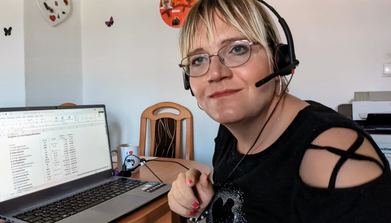 Sofia am Schreibtisch – Marketing und Selbstvermarktung für Transfrauen im Erotikbusiness