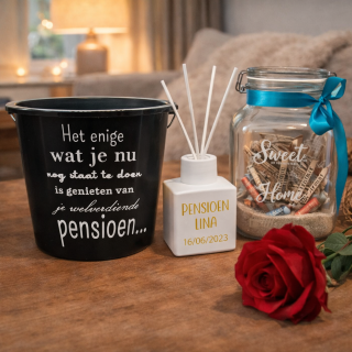 gepersonaliseerde pensioen en jubileum cadeaus met bedrukte emmer, geurstokjes en geldpot in warme huiselijke sfeer crea-kado