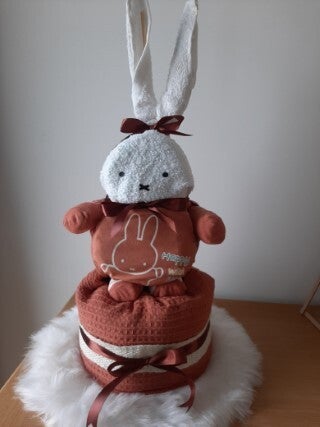 Pampertaart Groot Nijntje – Luxe Geboortecadeau met Luiers en Babyaccessoires