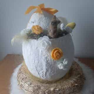 Paasdecoratie Paasei Handgemaakt op Krans – Versierd met Gele en Witte Rozen