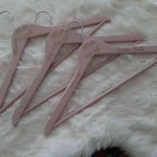 👰 Kleerhangers gepersonaliseerd voor een Huwelijk 🤵