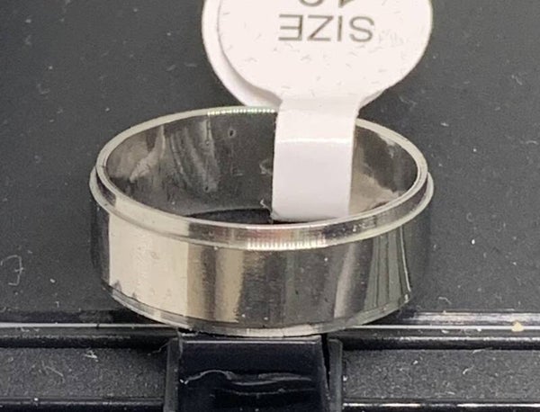 zilverkleurige ring horizontalen strepen boven en onder