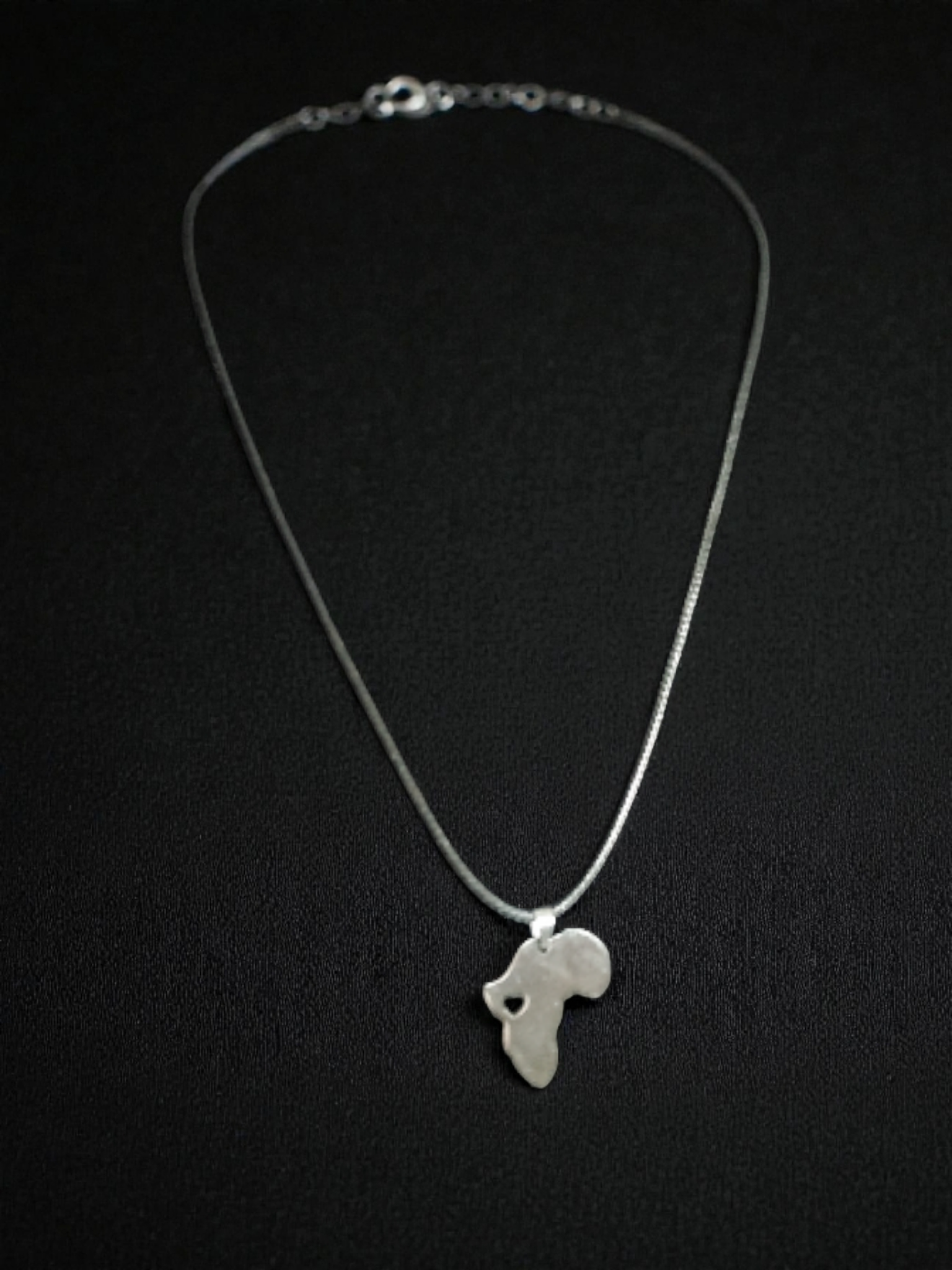 Lederhalband ketteder Form des afrikanischen Kontinents