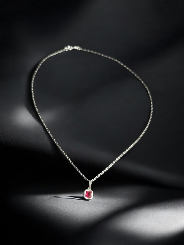 Elegante Damen-Halskette mit einem kleinen Anhänger