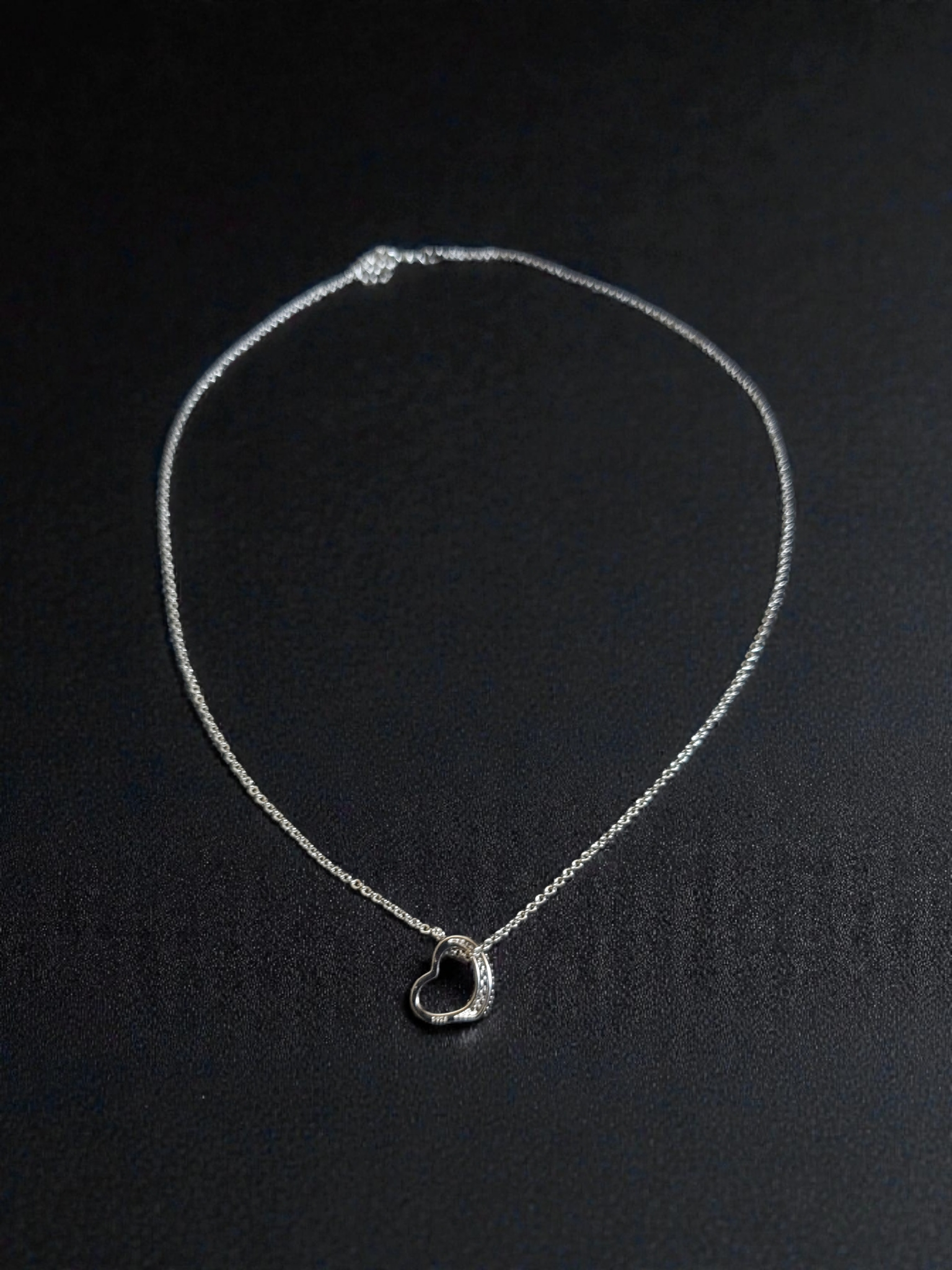 Elegante Halskette mit einem Herzanhänge