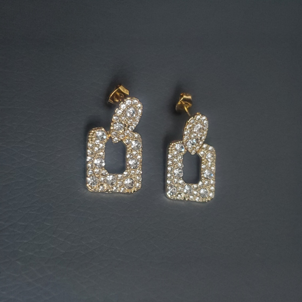 Goldene Ohrstecker mit Kristallen