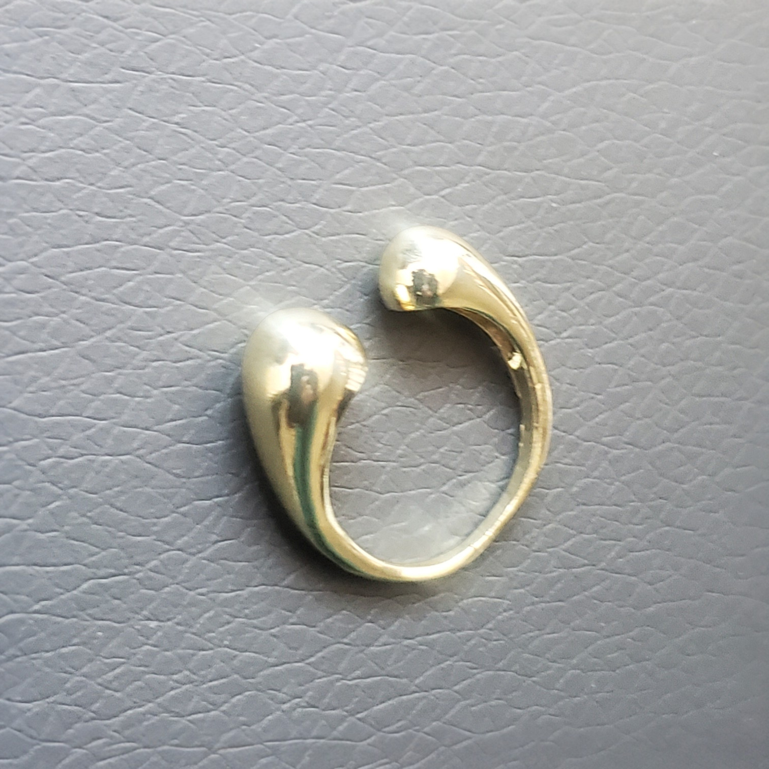 Offener, tropfenförmiger Ring aus Edelstahl