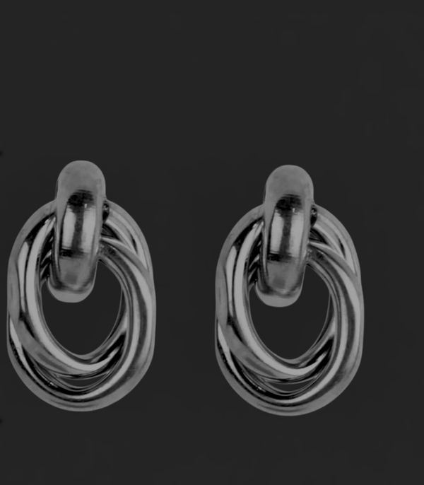 Silberfarbene, doppellagige Ohrstecker