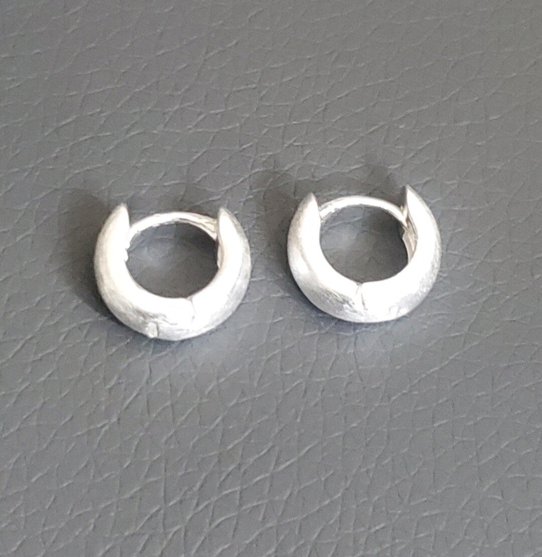 Mini-Huggie-Creolen aus 925er Silber