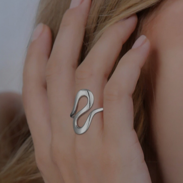 Geschwungener Ring aus 925er Silber