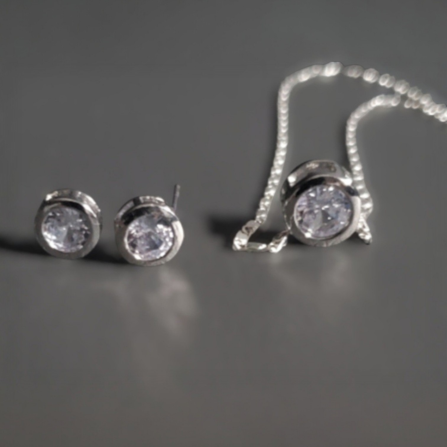 Elegantes Schmuckset aus Halskette und Ohrringen