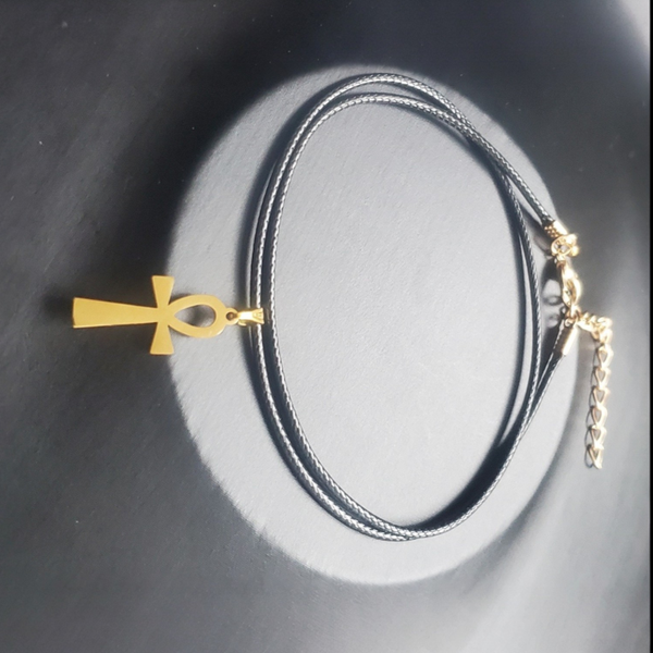 Lederkette mit kleinem Ankh-Kreuz-Anhänger