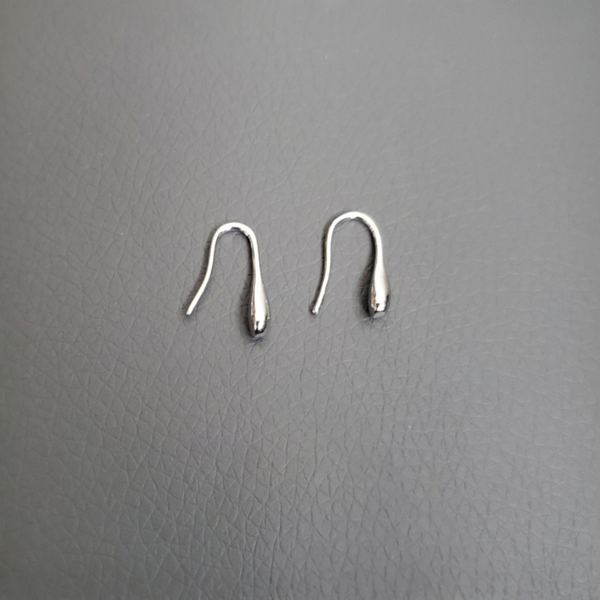 Kleine Ohrhaken in Silberoptik aus Edelstahl
