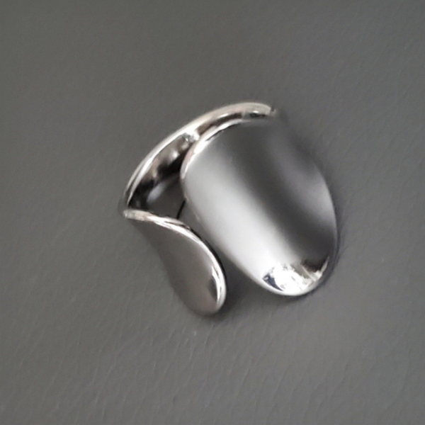 Großer, moderner Ring