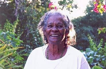 Ritratto di Miss Hortense Robinson, ostetrica e guaritrice tradizionale del Belize.