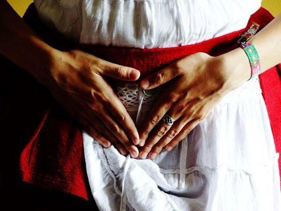 auto trattamento di Abdominal Therapy al ventre per alleviare tensioni pelviche e dolori mestruali, restituire armonia al ciclo  ormonale e sostenere la tua fertilità