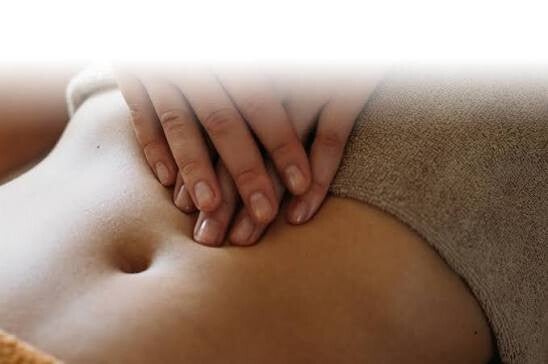 Operatrice durante una seduta di Abdominal Therapy con un trattamento manuale e dolce sull'addome.