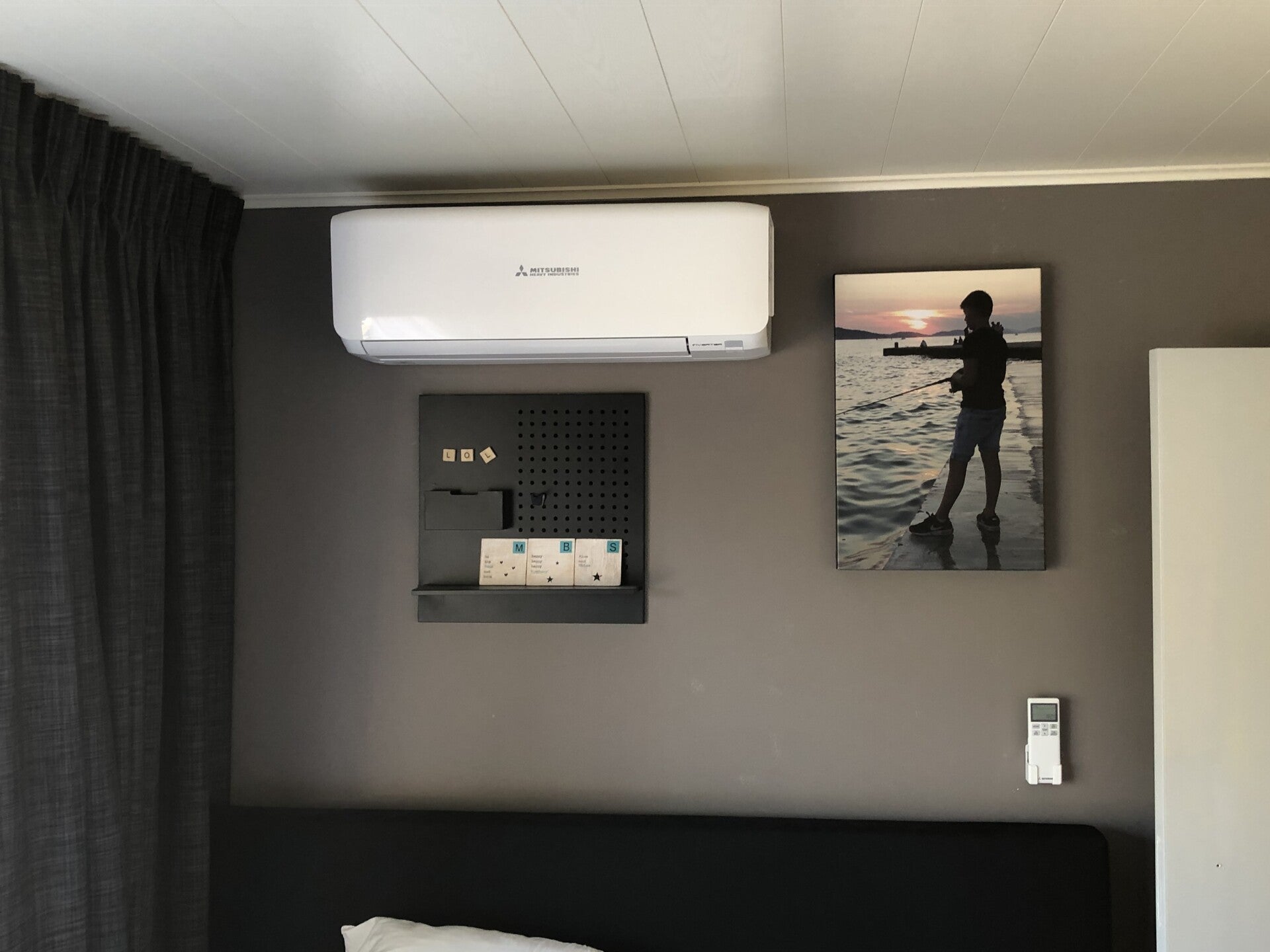 Wandairco boven bureau in slaapkamer