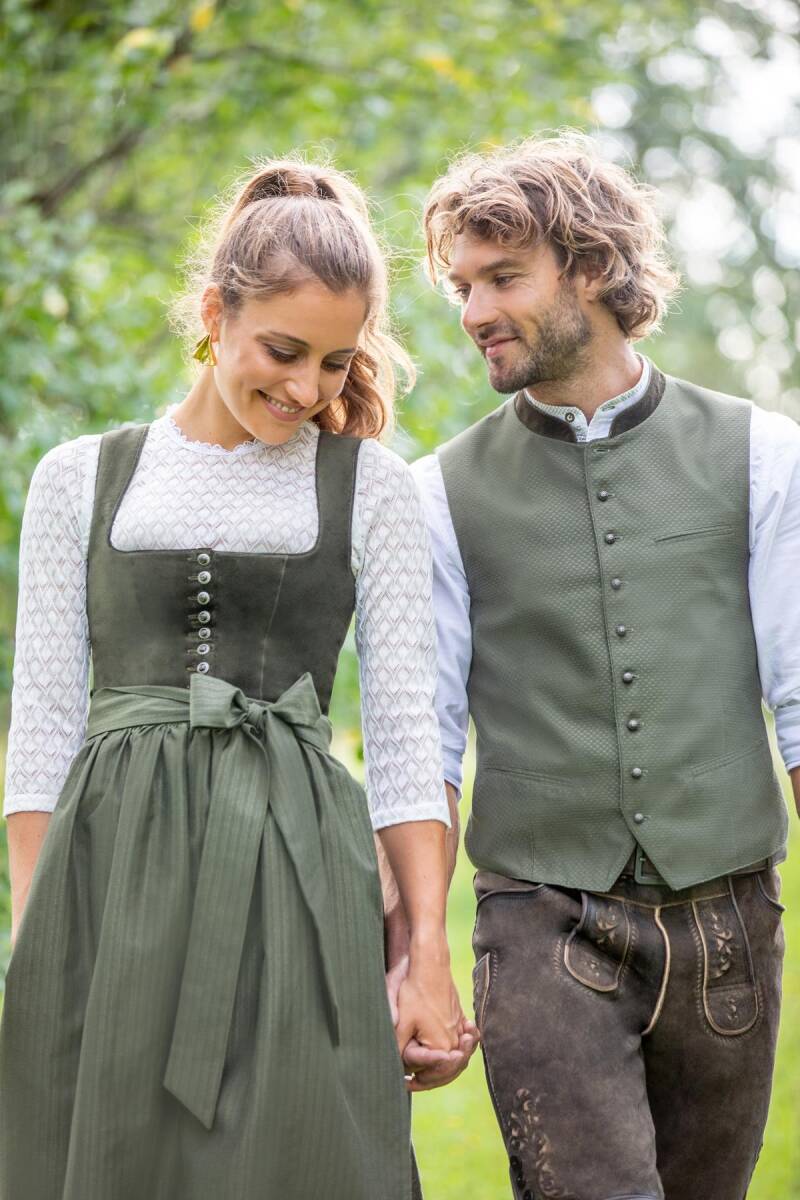 dirndl-nu-dorf-_-bluse-riedbach-_-weste-wattendorf-_-hemd-georg-_-short-p-rnbach-standard.jpg