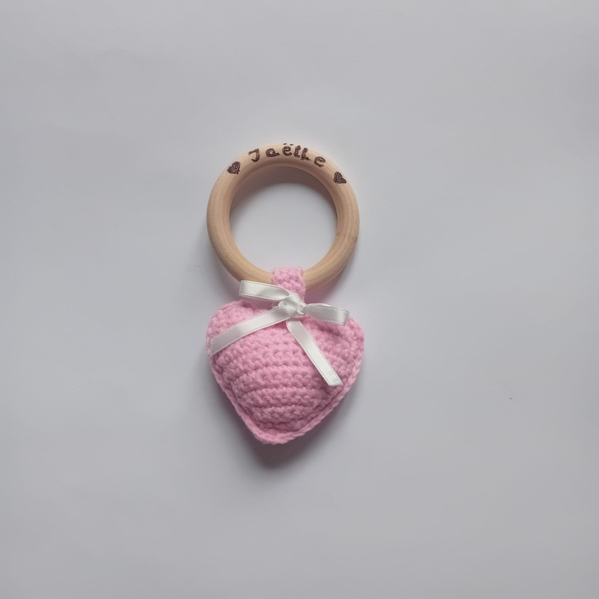 Houten bijtring met gehaakt hartje — Roze