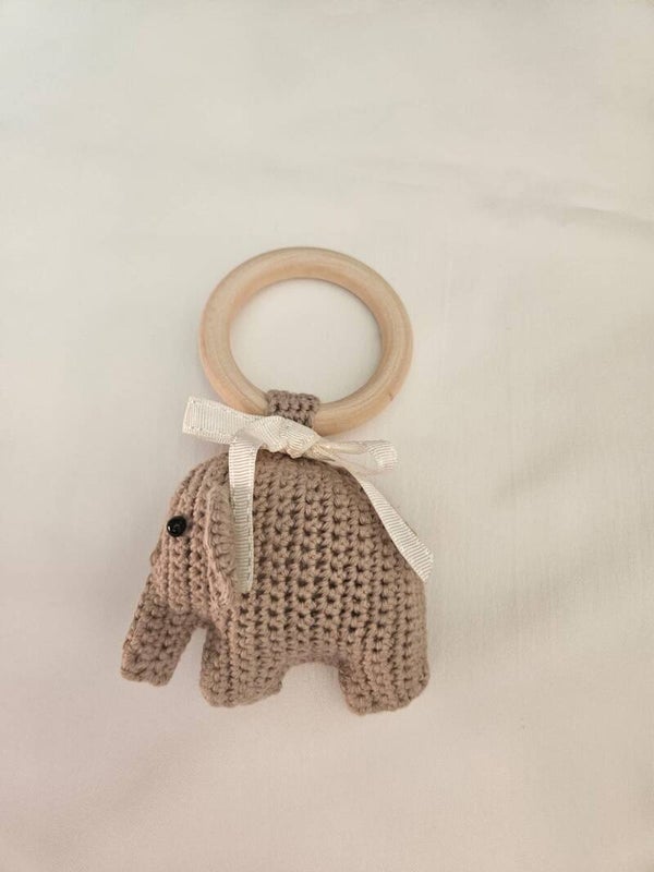 Houten bijtring met gehaakt olifantje — Taupe