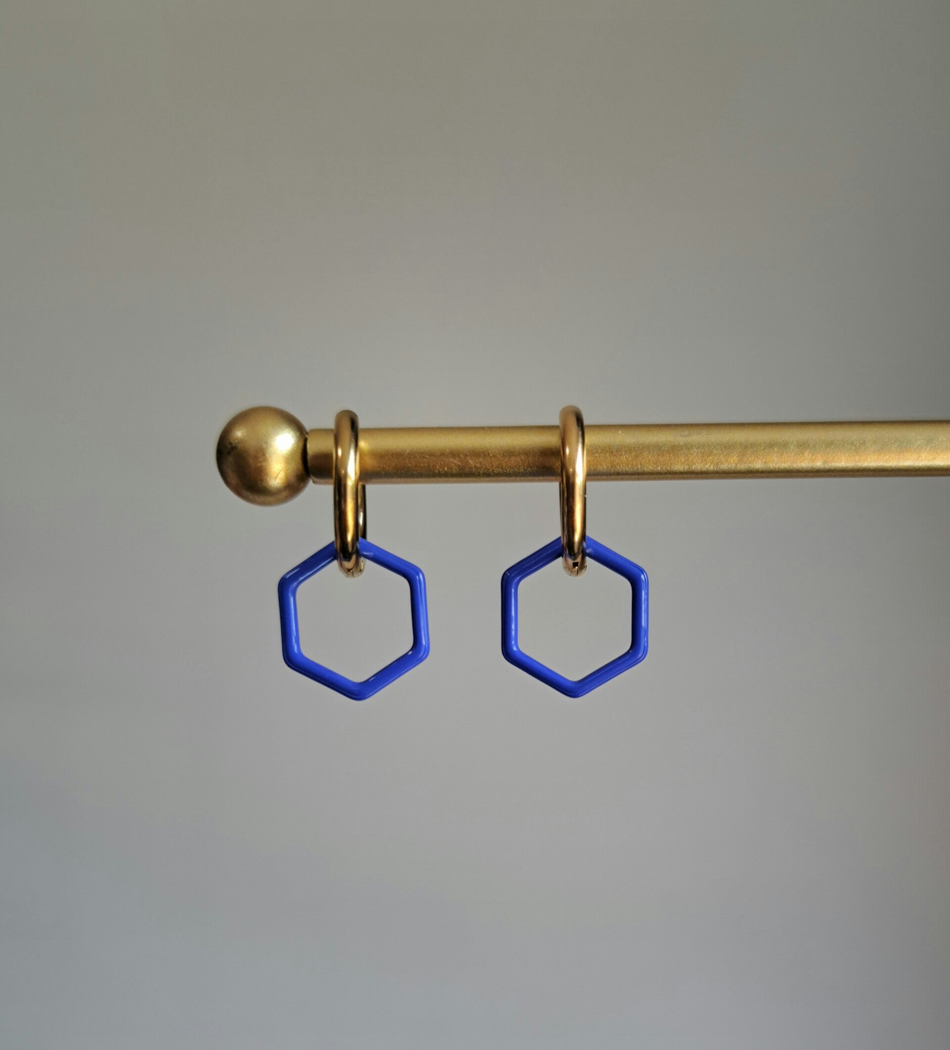 Stainless steel met blauwe hexagon