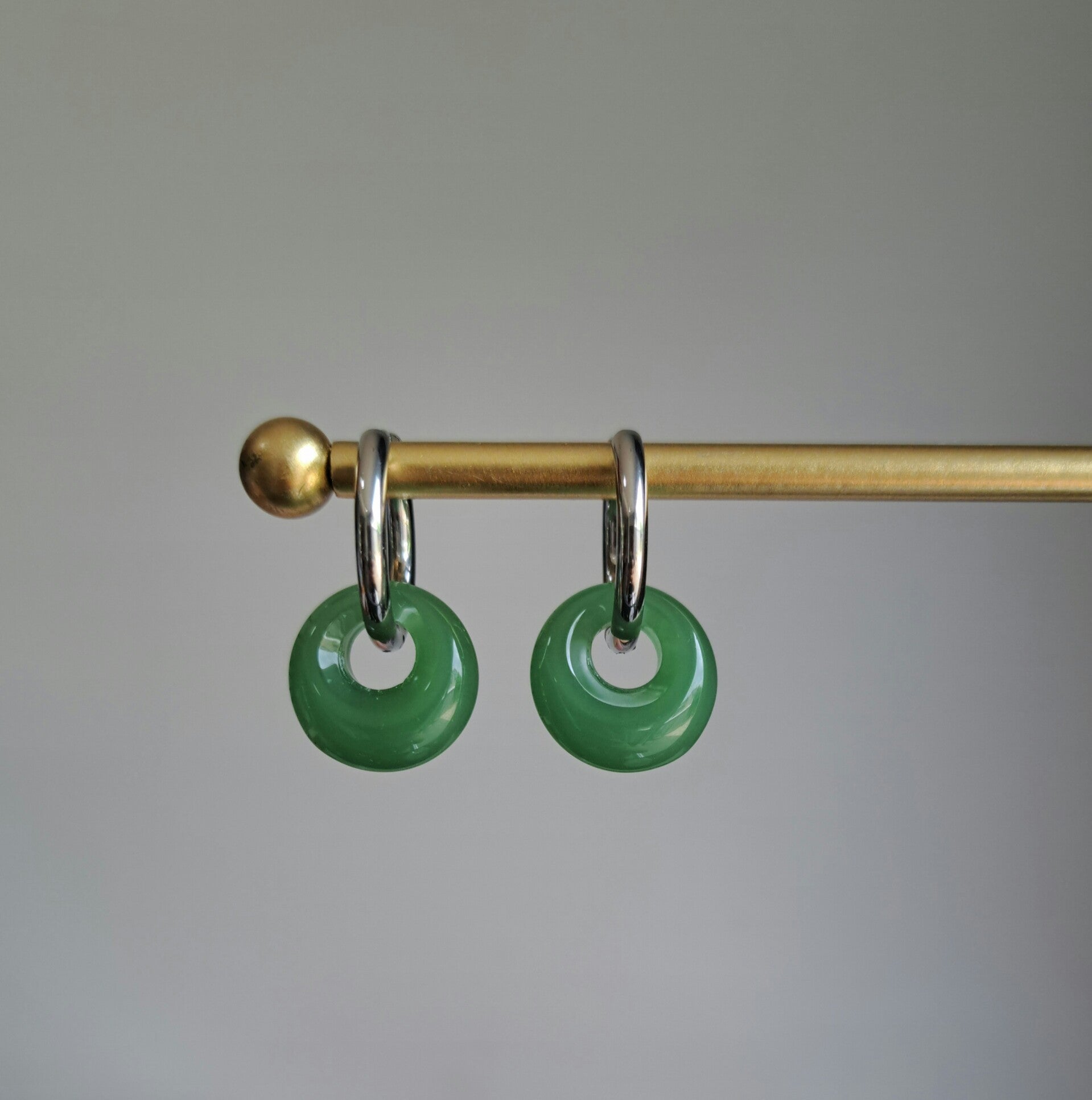 Stainless steel oorringen met groen