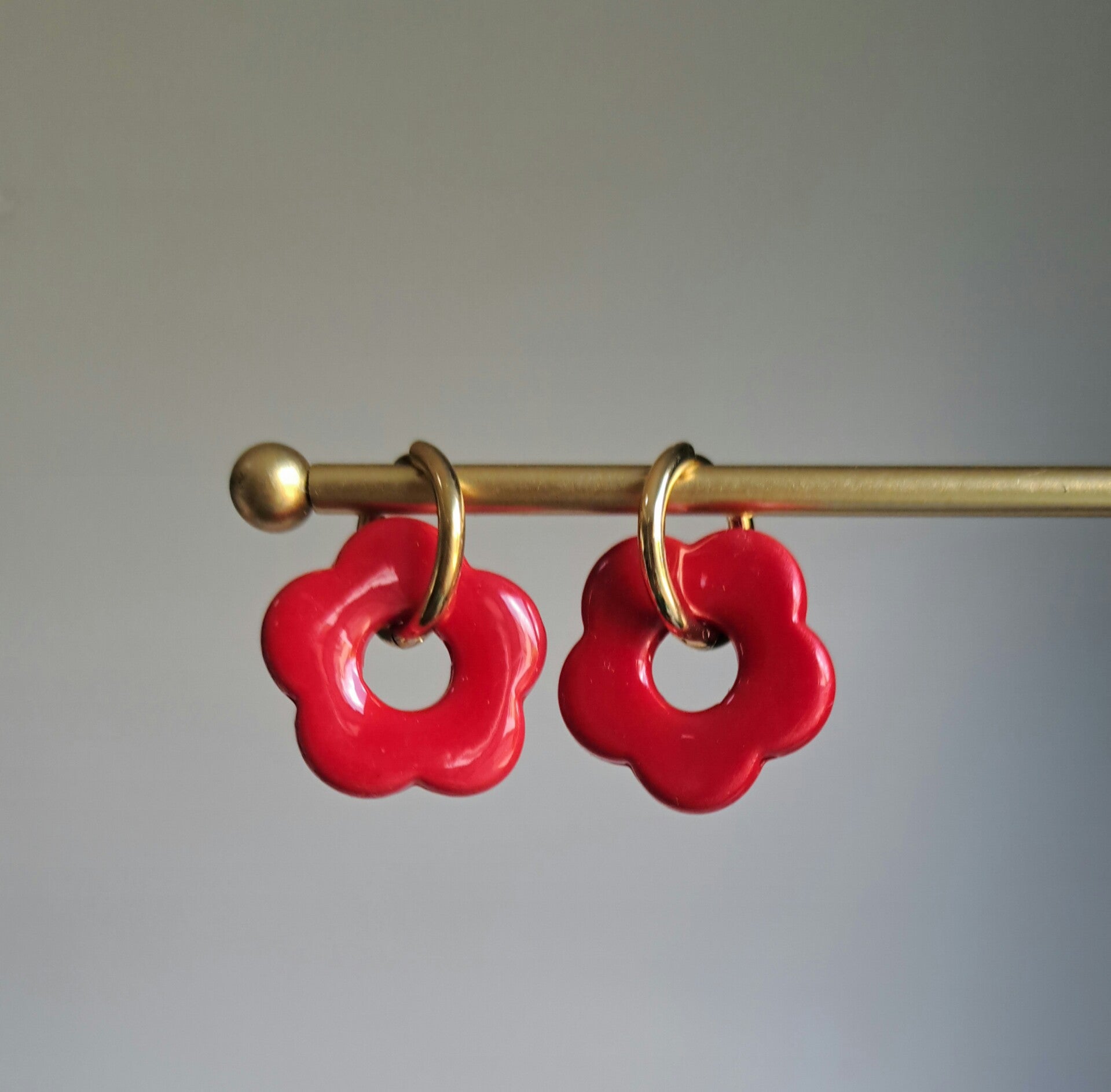 Stainless steel met grote rode bloem