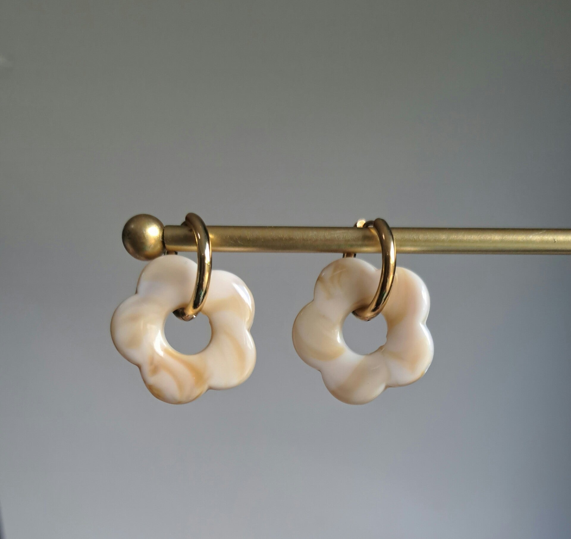 Stainless steel met grote creme bloem