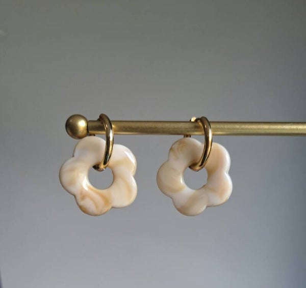 Stainless steel met grote creme bloem